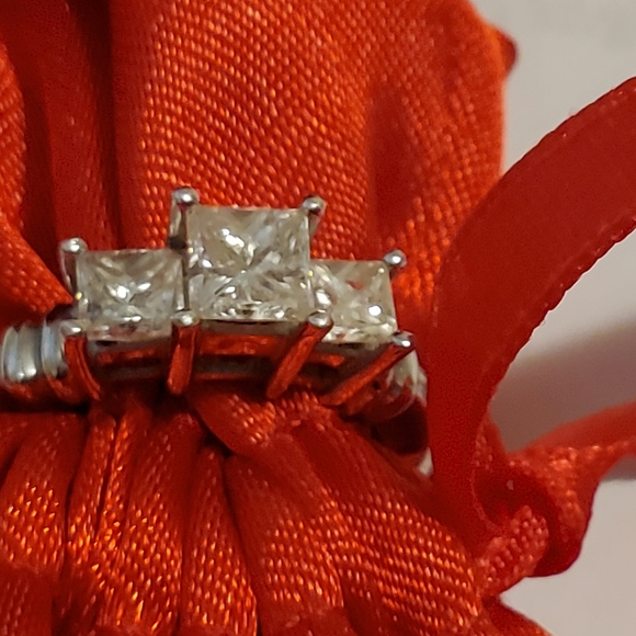 Platinum .950 Diamond Three Stone Princess Cut. - Picture 2 of 16